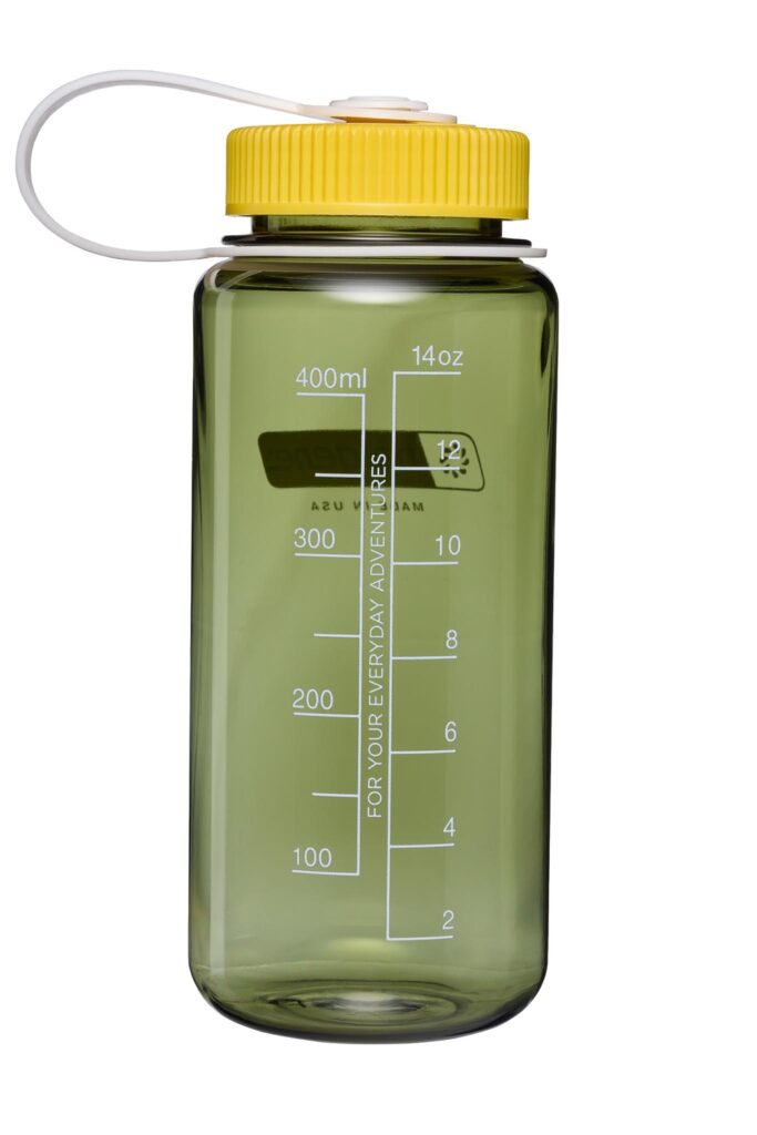 16oz WM Thrill & Motion: green bottle with yellow lid, white strap, and measurement markings up to 400ml/14oz on the side.